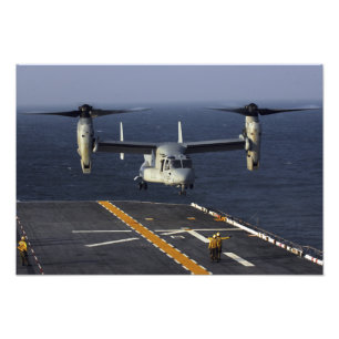 A V-22 Osprey-flygplan förbereds för landning Fototryck