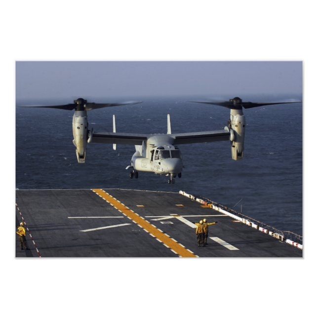 A V-22 Osprey-flygplan förbereds för landning Fototryck (Framsidan)