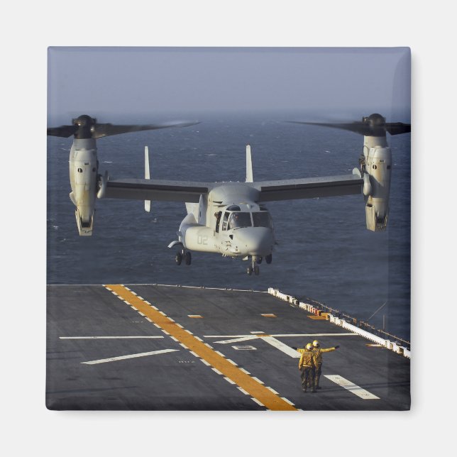 A V-22 Osprey-flygplan förbereds för landning Magnet (Framsidan)
