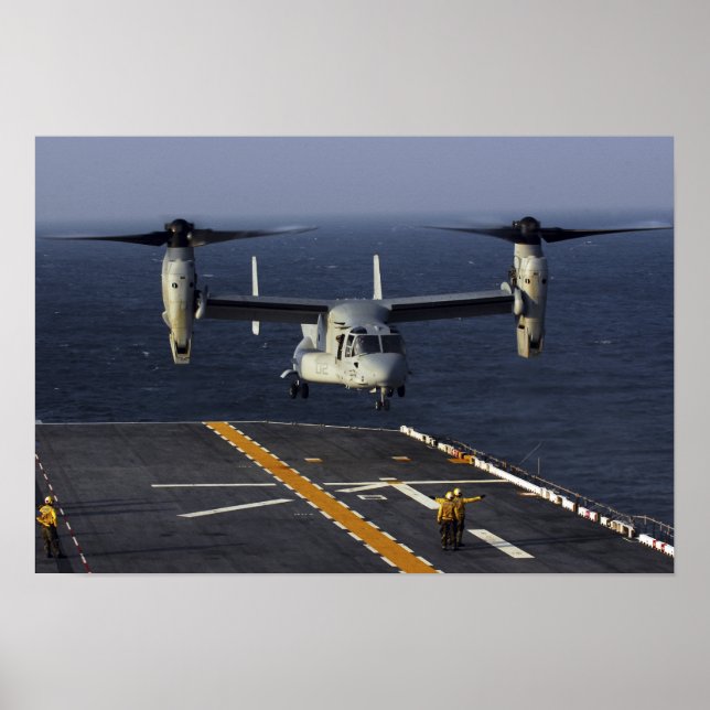 A V-22 Osprey-flygplan förbereds för landning Poster (Framsidan)