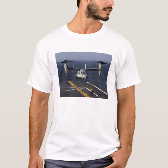 A V-22 Osprey-flygplan förbereds för landning T-shirt (Framsida)