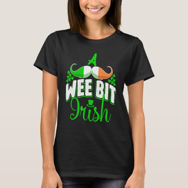 A Wee Bit Irish Shamrock Flag Snarky St Patricks D T Shirt (Framsida)