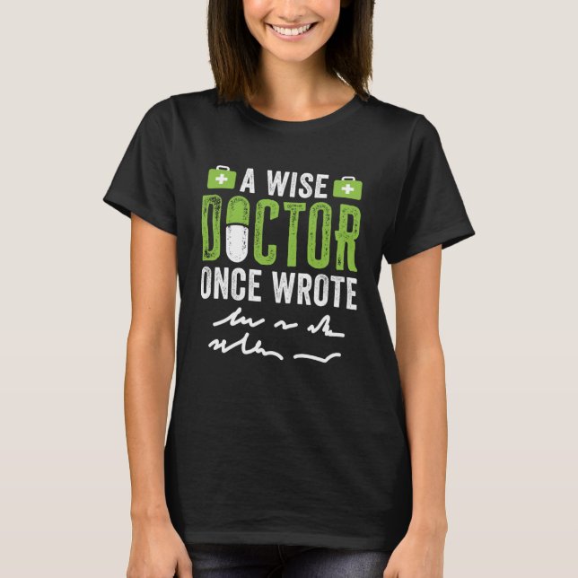 A Wise Doctor Once Wrote   Bad Handwriting T Shirt (Framsida)