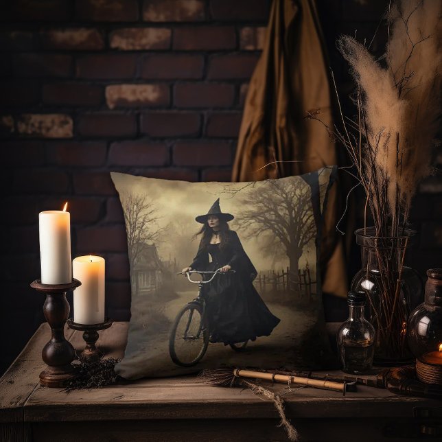 A Witch Riding a Bike Kudde (Skapare uppladdad)