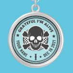 AA NA Skull Chip för årsdagen Sterling Silver Halsband<br><div class="desc">Vår Medallion-nyckelkedjor för tillrättaläggelse är ett perfekt sätt att känna igen en sobriety Birthday eller Recovery Annibröllopsdag eftersom de erbjuder något som massproducerade medalonnyckelkedjor bara inte kan.. valmöjligheten att anpassa sig! Få dem att känna sig unika och uppskattade av ge personlig. Lägg till namn, återställningsdatum och längd på nykterhet! Designad...</div>