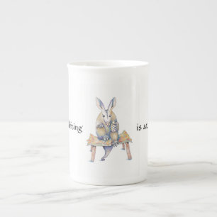 Aardvark tecknad sitta och drickande från mugg benporslin mugg