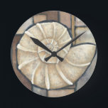 Abalone Snäcka Rund Klocka<br><div class="desc">Charikilia Zarris är en talangfull konstnär som vet om sitt oceankonstverk. Hennes bilder är fredligt och lugnen avspänner dig med varje bild. Skaffa den här nautiska biet av konstverk med en Abalone-snäcka som är centrum för allt,  gränsad till plattor och ett vackert färg-schema.</div>