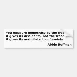 Abbie Hoffman citerar: "Du mäter demokrati. ..." Bildekal