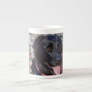 Abby i blommor - svart lab hund benporslin mugg