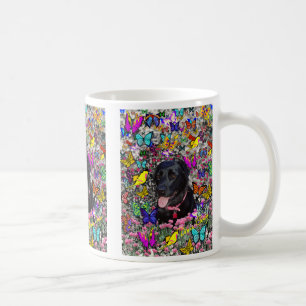 Abby i fjärilsmuggen - svart Labrador Kaffemugg