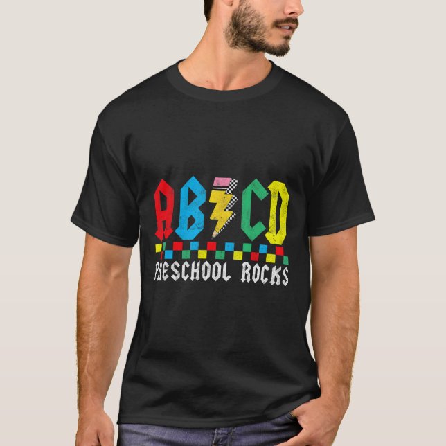 Abcd Förskola Rocks Första Dag Pre-k Lärare Ck Til T Shirt (Framsida)