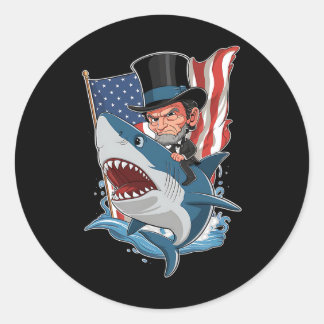 Abe Lincoln Riding Shark Fantastisk Fjärde juli GR Runt Klistermärke