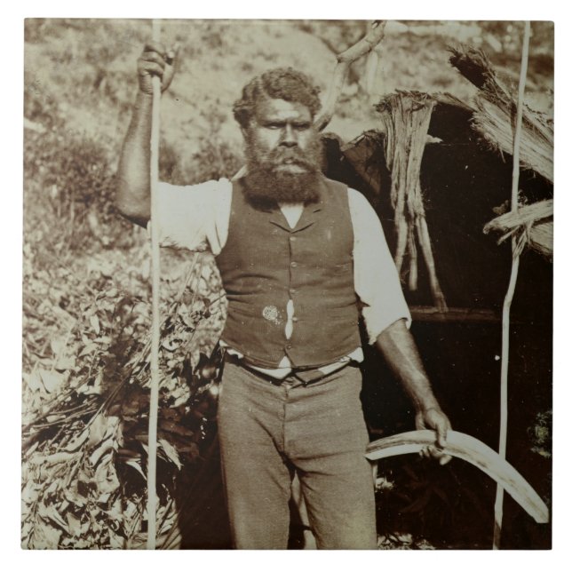 Aborigine med en bumerang, c.1860s (sepiafotoet) kakelplatta (Framsidan)