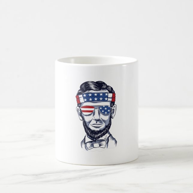 ABRAHAM LINCOLN KAFFEMUGG (Center)