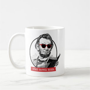 Abraham Lincoln Reads Banned Bokar Kaffemugg