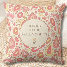 Abstract Throw Pillow with Heartfelt Message Kudde