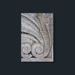 Abstrakt Art Deco Stone Relief Sculpture Detail Canvastryck<br><div class="desc">Snäckor och rakt linjer i sten. En detalj i en konst deco-stil-antika vättade stenskulpturer för dekorativ motif på en biet av 1900-talets räddade arkitektur. Fint struktur i neutralt grått,  vitt,  träkol och gult,  rosa och grönt. Ett eget foto.</div>