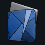 Abstrakt blå polygoner laptop sleeve<br><div class="desc">Den här snyggtens geometriska utformning, inspirerad av nedfläckad glas, innehåller polygoner i olika blåa som kontureras i svart. En ljusblå triangelformad snedstreck från den övre högerna med en array med progressivt mörkare blå kvadranglar och andra former som spiralformar runt den från ljus till mörk. Två mörk blått former gör att...</div>