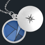 Abstrakt blåttpolygoner berlockhalsband<br><div class="desc">Inspirerat av målat glass, innehåller denna stilfulla geometriska design polygoner i olikt skuggar av blått som skisseras i svart. Ett ljust - blåtttriangeln hugger in från det övre högra med en samling av progressively mörkare blåttquadrangles, och annan formar att röra sig i spiral runt om den från ljust till mörk....</div>