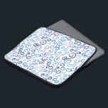 Abstrakt Blue Watercolor Kurvor på White Laptop Fodral<br><div class="desc">Skydda din bärbara dator med en neoprenfärgad sleeve med ljus till mörk blått målat kurvor som visar olika färgdrag som är gjorda med tryckfärgsfärg. Mängden tillsatt vatten varierar färg intensitet. S kurvor, U:s och andra rullningsformer på en vit texturerad bakgrund återges i den här sömlösa upprepningsdesignen för hela omgången. Den...</div>