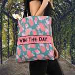 Abstrakt Colorful Mönster Tygkasse<br><div class="desc">Skaffa lite motivation med det här inspirerande citatet till väskan. "Vin The Day" på framsidan och baksidan i svart vintage, modernt typsnitt som har lite Gatsby-vibe. Men du kan också ändra texten till en annan snabbpåminnelse eller till namn eller något annat om du vill. Mönster har en blandning av lugnande...</div>