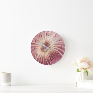 Abstrakt Flower Fractal Art & Shades of Burgundy Rund Klocka