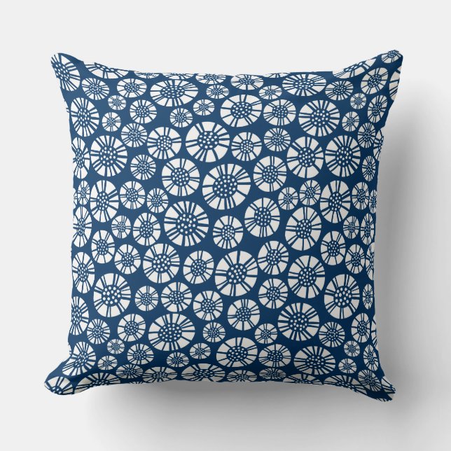 Abstrakt Flowers 031023 - White on Shibori Blue Kudde (Framsida)