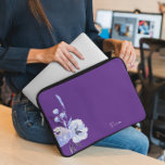 Abstrakt för Lila av elegant Blommigt<br><div class="desc">Elegant Blommigt Lila Abstrakt laptop sleeve. Skydda din bärbara dator med den här Lilan och bistranden och abstrakt mönster laptop sleeve. Anpassa den enkelt med din egen namn (eller något annat namn) genom att klicka på "PERSONALISERA DENNA MALL". Det här laptop sleeve är till för dem som vill skydda den...</div>