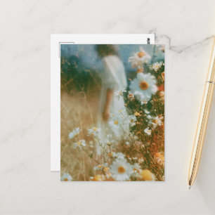 Abstrakt Fotografi Kvinna i ett fält med vilda blo Vykort