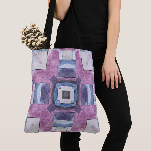 Abstrakt geometrisk mosaik lila, blå och grå tygkasse (Närbild)