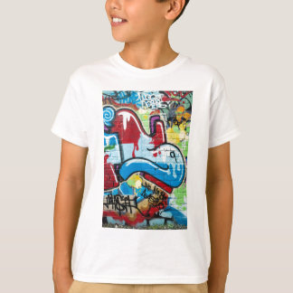 Abstrakt grafitti på den texturerade t shirt