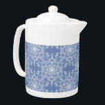 Abstrakt Lacy Fractal Snowflake Mönster på Blue<br><div class="desc">Denna elegant och lacy fractal snowflake mönster på blå bakgrund med ett känsligt, abstrakt modernt utseende erbjuds just i tid för helgdagarna. Denna vackra snöflummidesign i mönster är perfekt för både helgdag och hemdekorplagg samt skapar perfektens gåva. Det finns också en enda version av denna elegant snöflingdesign, så kontrollera den...</div>