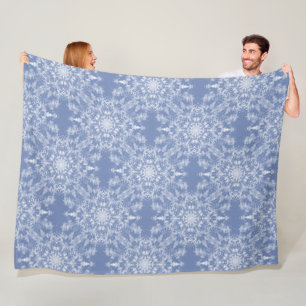 Abstrakt Lacy Fractal Snowflake Mönster på Blue Fleecefilt