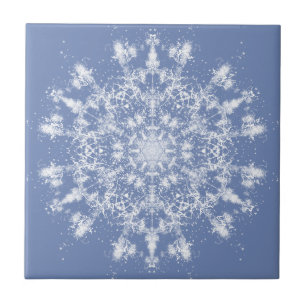 Abstrakt Lacy Fractal Snowflake på blå bakgrund Kakelplatta