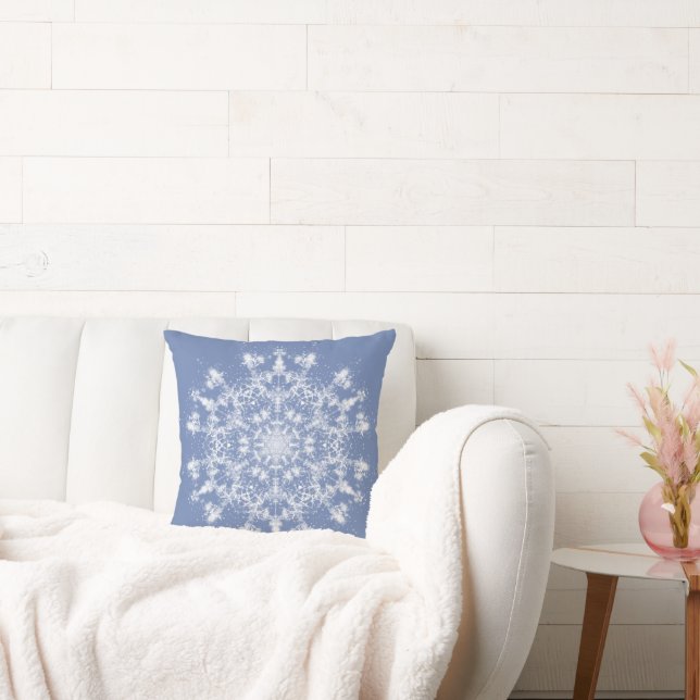 Abstrakt Lacy Fractal Snowflake på blå bakgrund Kudde (Soffa)