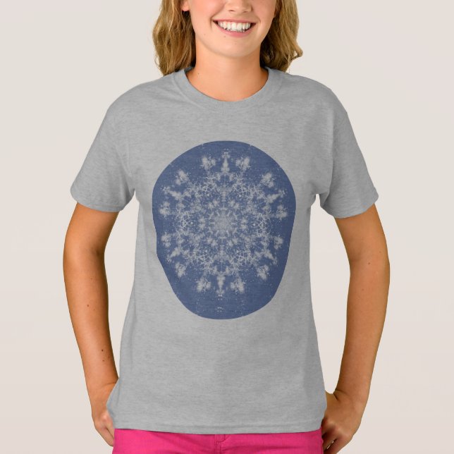 Abstrakt Lacy Fractal Snowflake på blå bakgrund T Shirt (Framsida)
