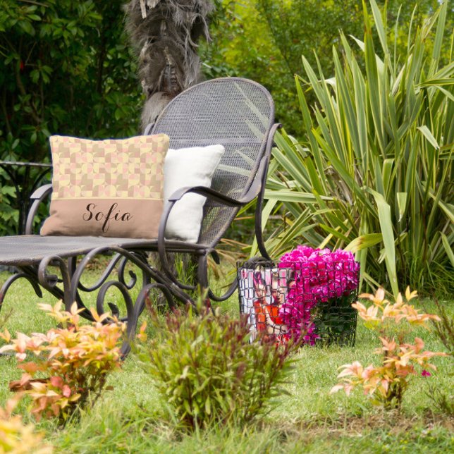 Abstrakt mönster grått namn rosa beige dekorativ k kudde (Skapare uppladdad)