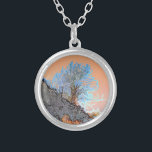 ABSTRAKT MOUNTAIN TRÄD SILVERPLÄTERAT HALSBAND<br><div class="desc">En abstrakt konst av ett enda träd i berget.</div>