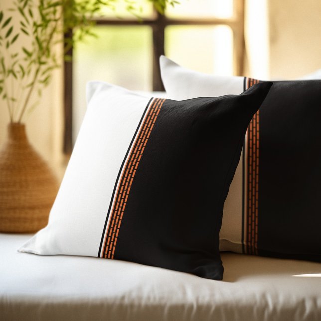 Abstrakt orange svart vit randigt mönster kudde (Skapare uppladdad)