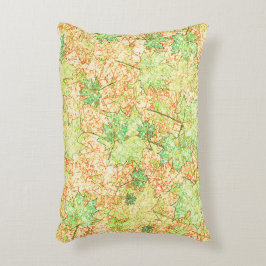 Abstrakt per löv på skrapad mark på beige prydnadskudde