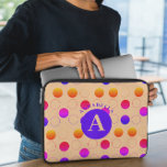 Abstrakt Polka dots Mönster Laptop Fodral<br><div class="desc">Öka din tekniska stil med vår bärbara dator Polka dots Mönster i viloläge. Det här trendiget och det skyddande fodral kombinerar modern estetik med funktionalitet, skapar det perfekten tillbehör till din bärbara dator. Har en abstrakt polka dots mönster med lekfulla cirklar i en blandning av pulserande toner och neutralt, ge...</div>