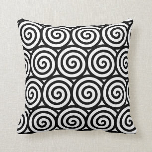 Abstrakt spiral geometrisk mönster i svart och vit kudde