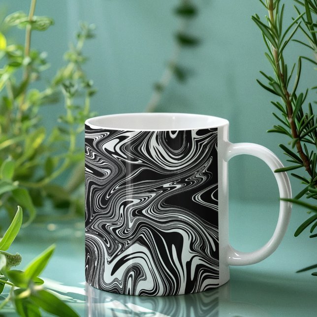 Abstrakt svart och vit flytande marmor kaffemugg (Skapare uppladdad)