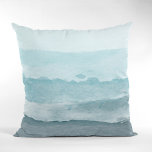 Abstrakt, vattenfärgsblått hav kudde<br><div class="desc">Ett vackert abstrakt vattenfärgslandskap. En blå palett som påminner om stranden och havet.</div>
