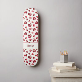 Abstrakta cirklar och halvmånar i rött plus namn mini skateboard bräda 18,5 cm