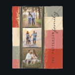 Abstrakten Family Namn 3 Photo Collage Rustic  Fleecefilt<br><div class="desc">Blanketet i Family Namn 3 Photo Collage Rustic Abstrakt Fleece har en fotokollage av tre av dina favoritfoton med namn i personligen i ett vanligt svart skript på abstraktens bakgrund. Anpassa genom att redigera texten i textrutorna. Perfekt för födelsedag, jul, Mors dag, Fars dag, mor- och farföräldrar, syster, bror, kusiner,...</div>