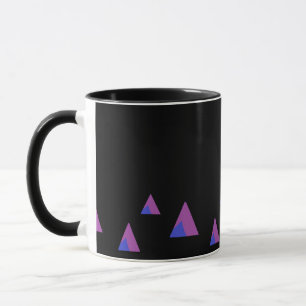 Abstraktens trianglar för lila på svart mugg