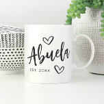 Abuela-året etablerat farmor kaffemugg<br><div class="desc">Skapa en söt keepsaké för mormor med den här enkla designen som innehåller "Abuela" i handskisserade skript med text accentuerad med hjärtan. Anpassa henne till det år hon blev mormor för en söt Mors dag eller gravid-reklamgåva.</div>
