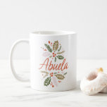 Abuela Bright Holly jul Red Script Kaffemugg<br><div class="desc">En söt helgdag mugg för din kära Abuela! Den här snyggten har mugg min handdragna vintergrej i vibrerande färg. Alla färg kan redigeras. Köp helgdag med mera på www.zazzle.com/store/nbpaperco</div>