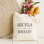 Abuela Roman Numeral Year Etablerad Tygkasse<br><div class="desc">En modern minimalistisk väska för att fira en chic mormor,  den här rena,  minimala toten innehåller "Abuela" eller ditt val av smeknamn i smeknamn i svarta serif-bokstäver. Anpassa med året som hon blev en mormor under elegantens romerska siffror för en chic.</div>